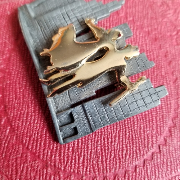 Relisted -Vintage couple in the city brooch Ultra silver gol - Picture 4 of 6